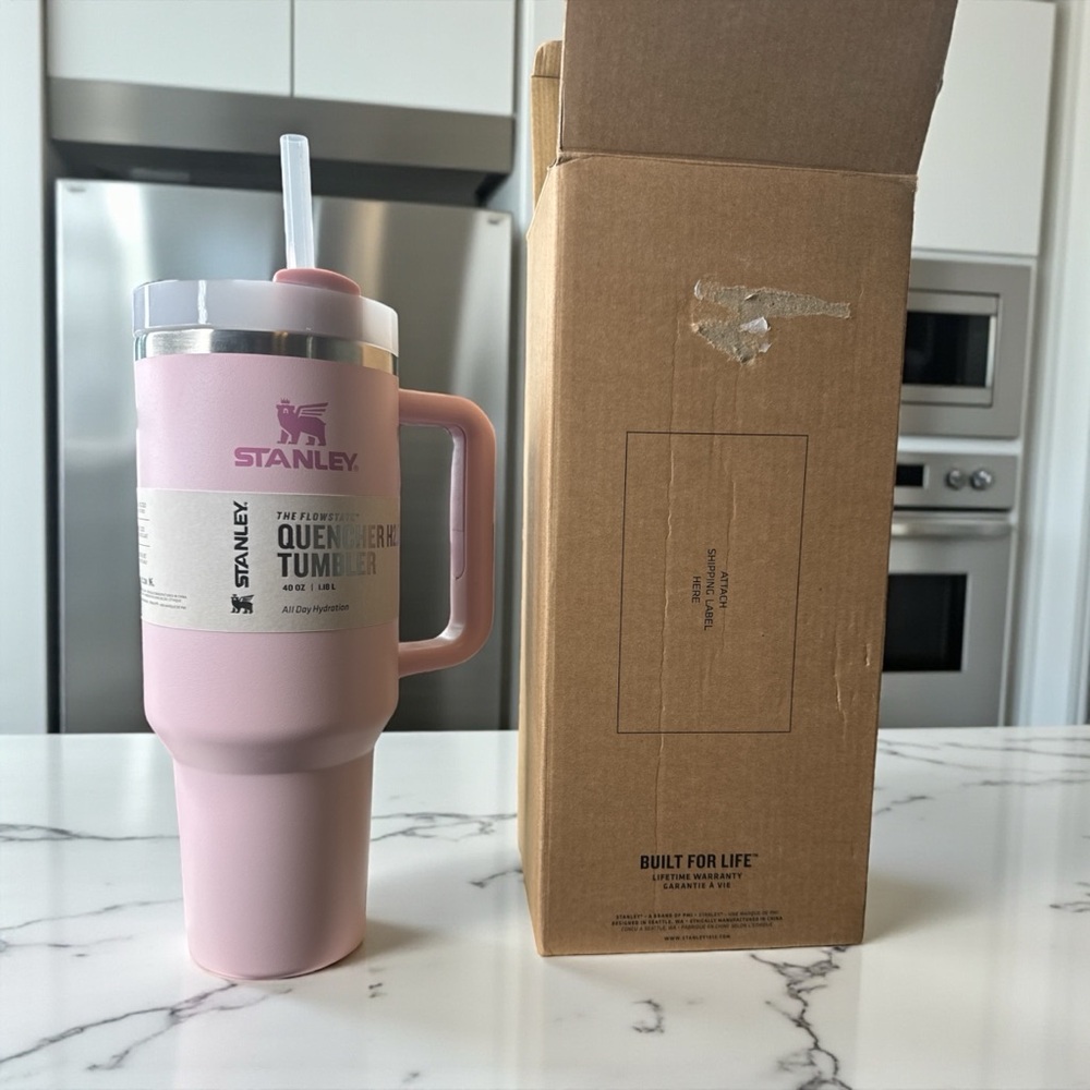 Stanley the flow state QUENCHER H2.0 Tumbler 40 oz. New in box. Light pink